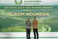 Deputi Bidang Tata Lingkungan Hidup dan Sumber Daya Alam Berkelanjutan BPLH Sigit Reliantoro (Kiri) menyerahkan penghargaan ESG Sustainability Ratings 2025 kepada VP Sustainability Telkom Gunawan Wasisto Ciptaning Andri (Kanan) di Auditorium Menara Bank Mega, Jakarta pada, Jum’at (31/1).
