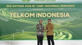 Deputi Bidang Tata Lingkungan Hidup dan Sumber Daya Alam Berkelanjutan BPLH Sigit Reliantoro (Kiri) menyerahkan penghargaan ESG Sustainability Ratings 2025 kepada VP Sustainability Telkom Gunawan Wasisto Ciptaning Andri (Kanan) di Auditorium Menara Bank Mega, Jakarta pada, Jum’at (31/1).
