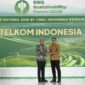 Deputi Bidang Tata Lingkungan Hidup dan Sumber Daya Alam Berkelanjutan BPLH Sigit Reliantoro (Kiri) menyerahkan penghargaan ESG Sustainability Ratings 2025 kepada VP Sustainability Telkom Gunawan Wasisto Ciptaning Andri (Kanan) di Auditorium Menara Bank Mega, Jakarta pada, Jum’at (31/1).
