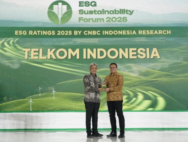 Deputi Bidang Tata Lingkungan Hidup dan Sumber Daya Alam Berkelanjutan BPLH Sigit Reliantoro (Kiri) menyerahkan penghargaan ESG Sustainability Ratings 2025 kepada VP Sustainability Telkom Gunawan Wasisto Ciptaning Andri (Kanan) di Auditorium Menara Bank Mega, Jakarta pada, Jum’at (31/1).
