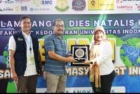 Penyerahan piagam kepada Telkom Akses diberikan secara simbolis oleh FKUI kepada GM Telkom Akses Jakarta Utara - Jakarta Barat.