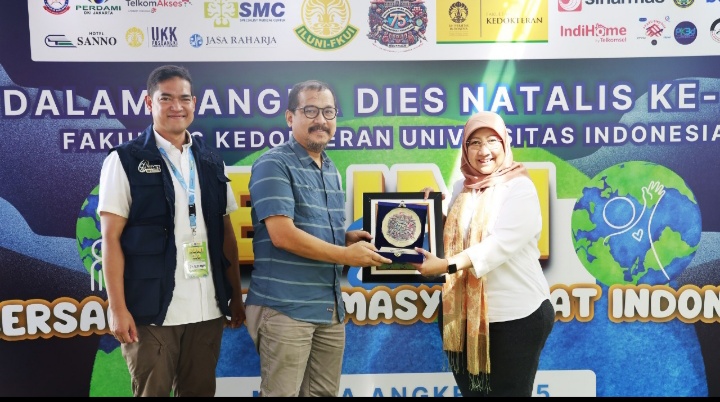 Penyerahan piagam kepada Telkom Akses diberikan secara simbolis oleh FKUI kepada GM Telkom Akses Jakarta Utara - Jakarta Barat.