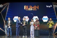 CEO PaDi UMKM Jimmy Kharisma (Ketiga dari Kiri) saat menerima penghargaan Outstanding Contribution to MSME Economic Empowerment dari Wakil Menteri BUMN RI Kartika Wirjoatmodjo (Kedua dari Kiri) pada ajang BUMN Awards 2024 yang berlangsung di Jakarta Concert Hall, iNews Tower, Jakarta, beberapa waktu yang lalu.