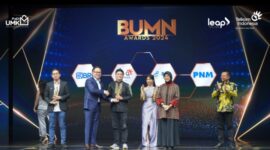 CEO PaDi UMKM Jimmy Kharisma (Ketiga dari Kiri) saat menerima penghargaan Outstanding Contribution to MSME Economic Empowerment dari Wakil Menteri BUMN RI Kartika Wirjoatmodjo (Kedua dari Kiri) pada ajang BUMN Awards 2024 yang berlangsung di Jakarta Concert Hall, iNews Tower, Jakarta, beberapa waktu yang lalu.
