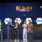 CEO PaDi UMKM Jimmy Kharisma (Ketiga dari Kiri) saat menerima penghargaan Outstanding Contribution to MSME Economic Empowerment dari Wakil Menteri BUMN RI Kartika Wirjoatmodjo (Kedua dari Kiri) pada ajang BUMN Awards 2024 yang berlangsung di Jakarta Concert Hall, iNews Tower, Jakarta, beberapa waktu yang lalu.