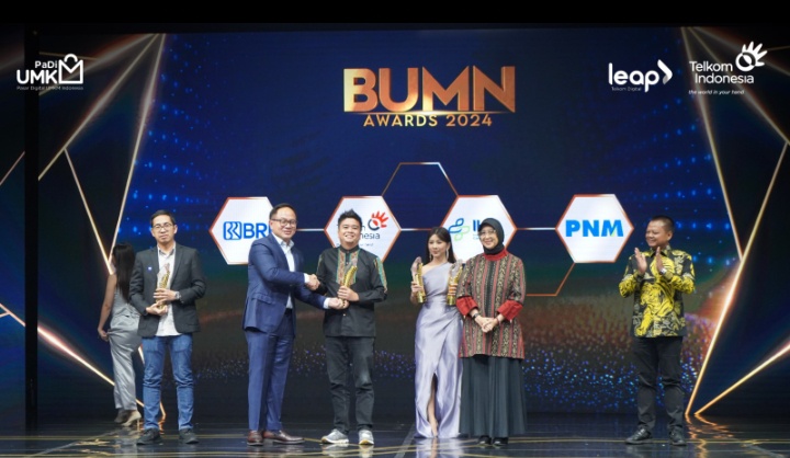 CEO PaDi UMKM Jimmy Kharisma (Ketiga dari Kiri) saat menerima penghargaan Outstanding Contribution to MSME Economic Empowerment dari Wakil Menteri BUMN RI Kartika Wirjoatmodjo (Kedua dari Kiri) pada ajang BUMN Awards 2024 yang berlangsung di Jakarta Concert Hall, iNews Tower, Jakarta, beberapa waktu yang lalu.