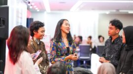 Para peserta Telkom B2B Camp Summit Day tengah melakukan roleplay untuk pitching klien yang dipandu oleh Account Manager Telkom.