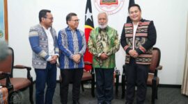 : (Dari kiri ke kanan) VP Finance Business Partner Timor-Leste Dedy Edward, Duta Besar Indonesia untuk Timor-Leste Okto Dorinus Manik, Perdana Menteri Timor-Leste Kay Rala Xanana Gusmão, dan CEO Telkomcel Benedictus Ardiyanto Priyo.