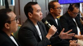 Direktur Digital Business Telkom Muhamad Fajrin Rasyid (kedua dari kiri) saat membahas mengenai pengembangan teknologi Artificial Intelligence (AI) di Jakarta, Rabu (26/2).