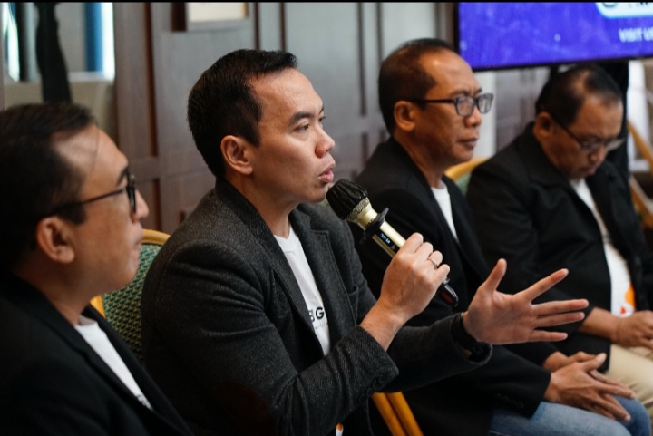Direktur Digital Business Telkom Muhamad Fajrin Rasyid (kedua dari kiri) saat membahas mengenai pengembangan teknologi Artificial Intelligence (AI) di Jakarta, Rabu (26/2).