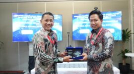 Direktur Utama TelkomMetra Pramasaleh Hario Utomo (kiri) dan Direktur Utama Sipajak Rachmad Isdiawan (kanan) setelah penandatanganan Perjanjian Kerja Sama (PKS) antara TelkomMetra dengan Sipajak, di Jakarta, beberapa waktu lalu