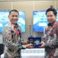 Direktur Utama TelkomMetra Pramasaleh Hario Utomo (kiri) dan Direktur Utama Sipajak Rachmad Isdiawan (kanan) setelah penandatanganan Perjanjian Kerja Sama (PKS) antara TelkomMetra dengan Sipajak, di Jakarta, beberapa waktu lalu