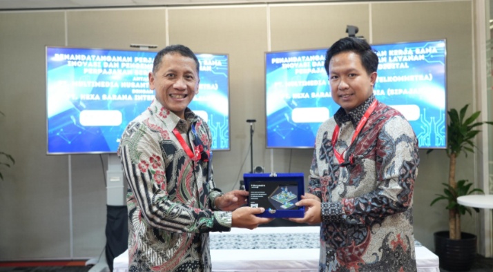 Direktur Utama TelkomMetra Pramasaleh Hario Utomo (kiri) dan Direktur Utama Sipajak Rachmad Isdiawan (kanan) setelah penandatanganan Perjanjian Kerja Sama (PKS) antara TelkomMetra dengan Sipajak, di Jakarta, beberapa waktu lalu