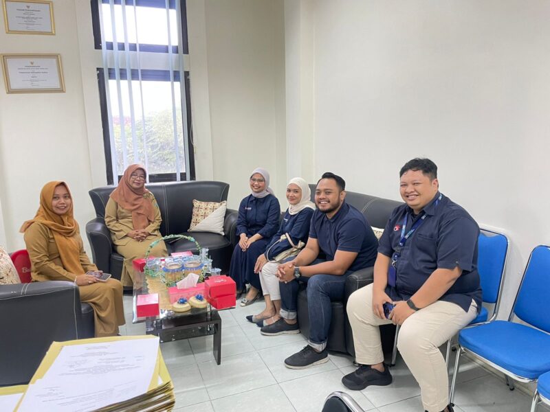 Perwakilan dari Cazbox White Label by Metranet saat melakukan kunjungan ke kantor Dinas Sosial, Pemberdayaan Perempuan, Perlindungan Anak, Pengendalian Penduduk, dan Keluarga Berencana (P3AP2KB) Kabupaten Kudus, beberapa waktu yang lalu.