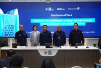 Juru Bicara Kementerian BUMN RI Putri Violla (kedua dari kiri), Direktur Utama Telkom Ririek Adriansyah (tengah), Direktur Network and IT Solution Telkom Herlan Wijanarko (kedua dari kanan), dan Direktur Sales Telkomsel Adiwinahyu Basuki Sigit (paling kanan) saat Konferensi Pers Kesiapan TelkomGroup dalam rangka Ramadan dan Idulfitri (RAFI) 2025/1446H di Kementerian BUMN RI, pada Selasa (18/3).