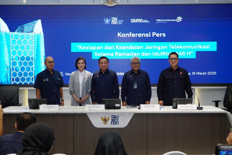 Juru Bicara Kementerian BUMN RI Putri Violla (kedua dari kiri), Direktur Utama Telkom Ririek Adriansyah (tengah), Direktur Network and IT Solution Telkom Herlan Wijanarko (kedua dari kanan), dan Direktur Sales Telkomsel Adiwinahyu Basuki Sigit (paling kanan) saat Konferensi Pers Kesiapan TelkomGroup dalam rangka Ramadan dan Idulfitri (RAFI) 2025/1446H di Kementerian BUMN RI, pada Selasa (18/3).