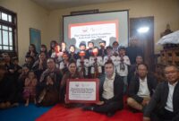 CEO NeutraDC, Andreuw Th.A.F (ketiga kanan - bawah) saat sesi penyerahan secara simbolis pemberian hibah teknologi yang diberikan kepada salah satu perwakilan guru Pasraman.