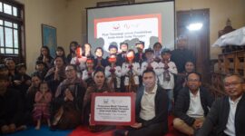 CEO NeutraDC, Andreuw Th.A.F (ketiga kanan - bawah) saat sesi penyerahan secara simbolis pemberian hibah teknologi yang diberikan kepada salah satu perwakilan guru Pasraman.