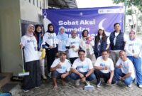 Relawan Sobat Aksi Ramadan BUMN 2025 saat melaksanakan kegiatan kerja bakti bersih-bersih Mushola Waqaf Darussalam Karangploso Malang, Selasa (18/3).