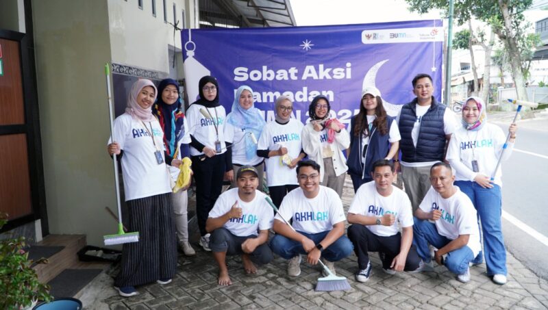 Relawan Sobat Aksi Ramadan BUMN 2025 saat melaksanakan kegiatan kerja bakti bersih-bersih Mushola Waqaf Darussalam Karangploso Malang, Selasa (18/3).