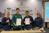 Manager IT K-24 Indonesia Obed Kharistian (Kedua dari Kiri) dan General Manager Witel YJS Agus Faisal (Kedua dari Kanan) saat penandatanganan Kerja Sama antara neuCentrIX antara Telkom area Witel Yogya Jateng Selatan (YJS) dan K-24 Indonesia yang berlangsung di Hotel Alana Malioboro, beberapa waktu yang lalu.