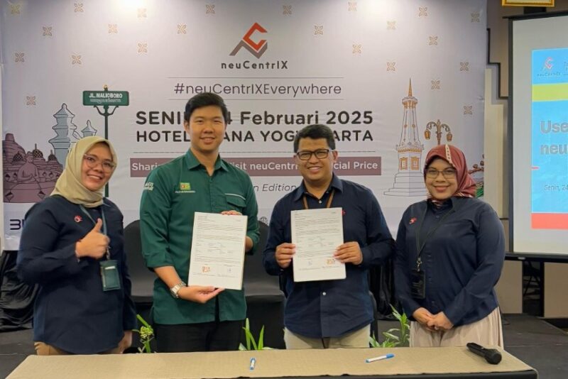 Manager IT K-24 Indonesia Obed Kharistian (Kedua dari Kiri) dan General Manager Witel YJS Agus Faisal (Kedua dari Kanan) saat penandatanganan Kerja Sama antara neuCentrIX antara Telkom area Witel Yogya Jateng Selatan (YJS) dan K-24 Indonesia yang berlangsung di Hotel Alana Malioboro, beberapa waktu yang lalu.