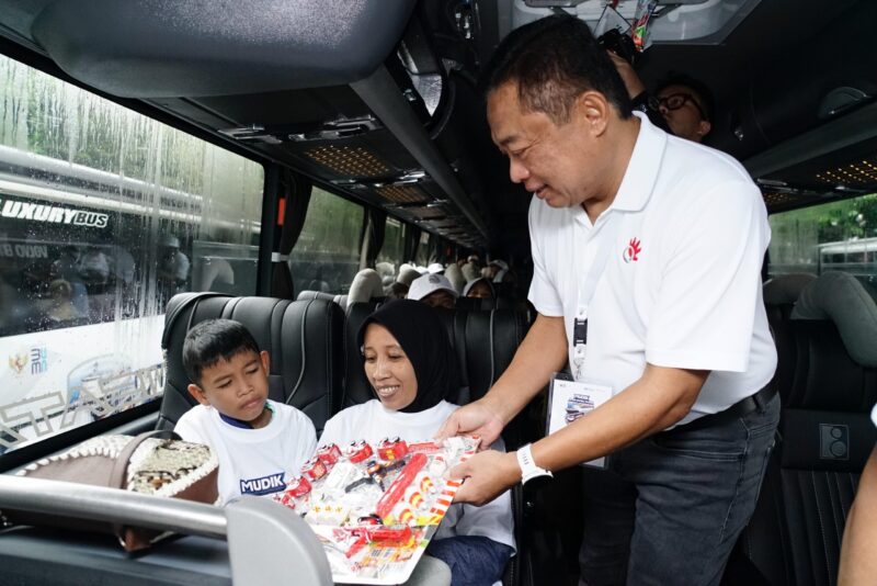 Direktur Utama Telkom Ririek Adriansyah saat Seremoni pelepasan keberangkatan para peserta Mudik Bersama BUMN 2025 di Gelora Bung Karno (GBK), Jakarta, pada Kamis (27/3).