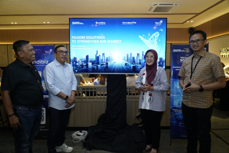 (Kiri ke Kanan) AVP External Communication Telkom Sabri Rasyid, VP Corporate Communication Telkom Andri Herawan Sasoko, OVP Enterprise Marketing & Regional Management Telkom Reni Yustiani, dan OVP Enterprise Product Development Telkom Tanto Suratno saat Media Gathering Telkom, beberapa waktu yang lalu.