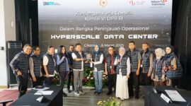 Direktur Utama Telkom Ririek Adriansyah menyerahkan cinderamata kepada Ketua Komisi VI DPR RI Anggia Ermarini saat menerima kunjungan dari Komisi VI DPR RI ke Hyperscale Data Center (HDC) Cikarang milik NeutraDC pada Kamis (6/3).