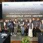 Direktur Utama Telkom Ririek Adriansyah menyerahkan cinderamata kepada Ketua Komisi VI DPR RI Anggia Ermarini saat menerima kunjungan dari Komisi VI DPR RI ke Hyperscale Data Center (HDC) Cikarang milik NeutraDC pada Kamis (6/3).
