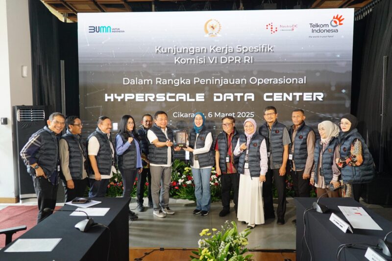 Direktur Utama Telkom Ririek Adriansyah menyerahkan cinderamata kepada Ketua Komisi VI DPR RI Anggia Ermarini saat menerima kunjungan dari Komisi VI DPR RI ke Hyperscale Data Center (HDC) Cikarang milik NeutraDC pada Kamis (6/3).