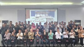 General Manager Witel Priangan Timur Nugroho Setio Budi dan Executive Account Manager Telkom DWS Erna Wiyati berfoto bersama perwakilan ISP serta peserta acara dari sektor Kesehatan, Pendidikan, Keuangan, Manufaktur, Logistik, dan Pemerintahan di Kantor Telkom Witel Priangan Timur, beberapa waktu yang lalu.