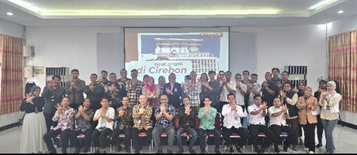 General Manager Witel Priangan Timur Nugroho Setio Budi dan Executive Account Manager Telkom DWS Erna Wiyati berfoto bersama perwakilan ISP serta peserta acara dari sektor Kesehatan, Pendidikan, Keuangan, Manufaktur, Logistik, dan Pemerintahan di Kantor Telkom Witel Priangan Timur, beberapa waktu yang lalu.