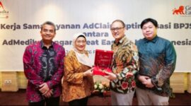 Direktur Marketing AdMedika  Muhammad Nasrun Ihsan (paling kiri), CEO AdMedika Dian Prambini (kedua dari kiri), Head of Group Insurance Division Great Eastern Life Indonesia Daniel Herjun Putranto (kedua dari kanan), dan Head of Operations Division Great Eastern Life Indonesia dr. Steven Setiawan (paling kanan) saat meresmikan kerjasama AdClaim antara Admedika dan Great Eastern Life Indonesia, beberapa waktu yang lalu.