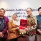 Direktur Marketing AdMedika  Muhammad Nasrun Ihsan (paling kiri), CEO AdMedika Dian Prambini (kedua dari kiri), Head of Group Insurance Division Great Eastern Life Indonesia Daniel Herjun Putranto (kedua dari kanan), dan Head of Operations Division Great Eastern Life Indonesia dr. Steven Setiawan (paling kanan) saat meresmikan kerjasama AdClaim antara Admedika dan Great Eastern Life Indonesia, beberapa waktu yang lalu.
