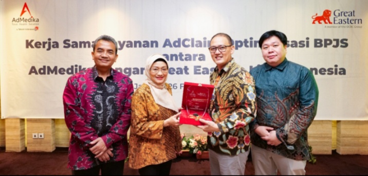 Direktur Marketing AdMedika  Muhammad Nasrun Ihsan (paling kiri), CEO AdMedika Dian Prambini (kedua dari kiri), Head of Group Insurance Division Great Eastern Life Indonesia Daniel Herjun Putranto (kedua dari kanan), dan Head of Operations Division Great Eastern Life Indonesia dr. Steven Setiawan (paling kanan) saat meresmikan kerjasama AdClaim antara Admedika dan Great Eastern Life Indonesia, beberapa waktu yang lalu.