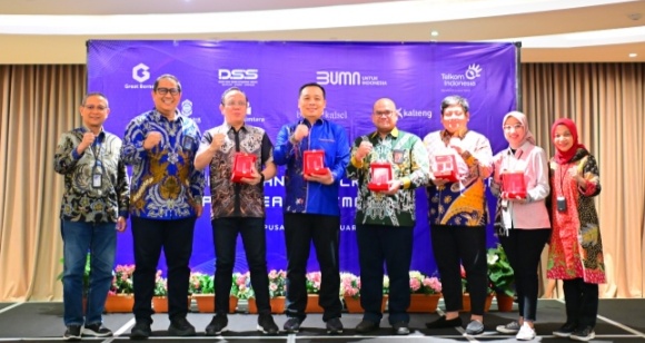  (Dari Kiri ke Kanan) EVP DSS Telkom Dedy Mardhianto, EVP Treg 4 Rachmad Dwi Hartanto, Kadiv IT Bank Kalbar Abdurahim Fiqry, Direktur Operasional Bank Kalsel Toni Darmawan, Kadep Operasional IT Bank Kalteng Irawan, Kadep IT Bank Kaltimtara Oska Yoris, Head Digital Business Bank DKI Yesti, Dirut Telkom Sigma Dwi Sulistiani saat acara workshop produk dan layanan Telkom di Hotel Ashley Wahid Hasyim, Jakarta, pada beberapa waktu yang lalu.