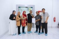 Executive Account Manager Divisi Wholesale Service Telkom Erna Wiyati (ketiga dari kiri), General Manager Witel Priangan Timur Nugroho Setio Budi (ketiga dari kanan), Direktur Utama PT Anugerah Cimanuk Raya Wamin (kedua dari kanan), dan Direktur PT Anugerah Cimanuk Raya Sam’ani dalam acara penandatanganan kesepakatan 2 Full Rack di Kantor Telkom Witel Priangan Timur, pada beberapa waktu yang lalu.