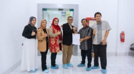 Executive Account Manager Divisi Wholesale Service Telkom Erna Wiyati (ketiga dari kiri), General Manager Witel Priangan Timur Nugroho Setio Budi (ketiga dari kanan), Direktur Utama PT Anugerah Cimanuk Raya Wamin (kedua dari kanan), dan Direktur PT Anugerah Cimanuk Raya Sam’ani dalam acara penandatanganan kesepakatan 2 Full Rack di Kantor Telkom Witel Priangan Timur, pada beberapa waktu yang lalu.