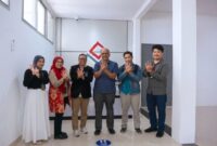 Executive Account Manager Telkom DWS Erna Wiyati (kedua dari kiri), GM Witel Priangan Timur Nugroho Setio Budi (ketiga dari kiri), Direktur RS Dadi Keluarga Ciamis Ir. Dhodik M. Utomo (ketiga dari kanan), Kepala IT RS Dadi Keluarga Ciamis Andiska Pranata S.T (kedua dari kanan) dalam acara penandatanganan kesepakatan 1 Full Rack di Kantor Telkom Witel Priangan Timur.