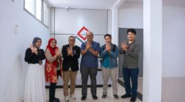Executive Account Manager Telkom DWS Erna Wiyati (kedua dari kiri), GM Witel Priangan Timur Nugroho Setio Budi (ketiga dari kiri), Direktur RS Dadi Keluarga Ciamis Ir. Dhodik M. Utomo (ketiga dari kanan), Kepala IT RS Dadi Keluarga Ciamis Andiska Pranata S.T (kedua dari kanan) dalam acara penandatanganan kesepakatan 1 Full Rack di Kantor Telkom Witel Priangan Timur.