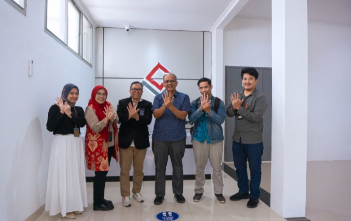 Executive Account Manager Telkom DWS Erna Wiyati (kedua dari kiri), GM Witel Priangan Timur Nugroho Setio Budi (ketiga dari kiri), Direktur RS Dadi Keluarga Ciamis Ir. Dhodik M. Utomo (ketiga dari kanan), Kepala IT RS Dadi Keluarga Ciamis Andiska Pranata S.T (kedua dari kanan) dalam acara penandatanganan kesepakatan 1 Full Rack di Kantor Telkom Witel Priangan Timur.