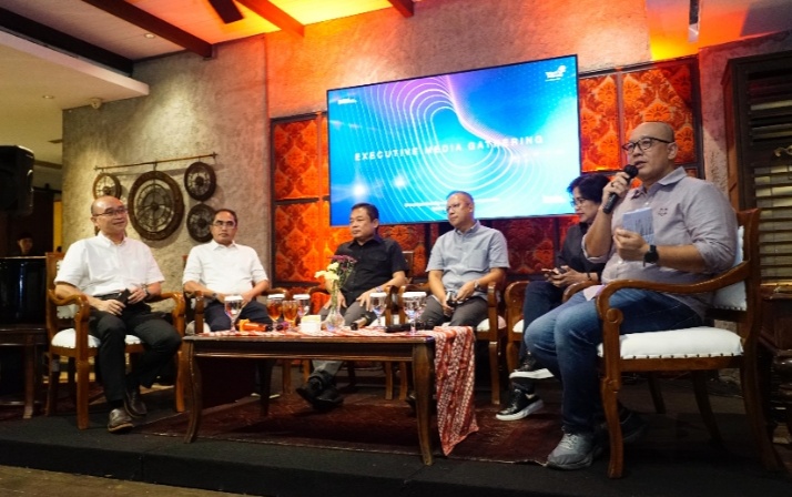 Kiri ke Kanan) Direktur Keuangan dan Manajemen Risiko Telkomsel Daru Mulyawan, Direktur Group Business Development Telkom Honesti Basyir, Direktur utama Telkom Ririek Adriansyah, Direktur Keuangan dan Manajemen Risiko Telkom Heri Supriadi, Direktur Enterprise and Business Service Telkom FM Venusiana, dan SVP Group Sustainability & Corporate Communication Telkom Ahmad Reza.