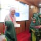 CEO AdMedika Dian Prambini memberikan santunan Ramadan AdMedika kepada anak-anak yatim piatu, saat acara puncak Semarak Ramadan AdMedika, beberapa waktu yang lalu.