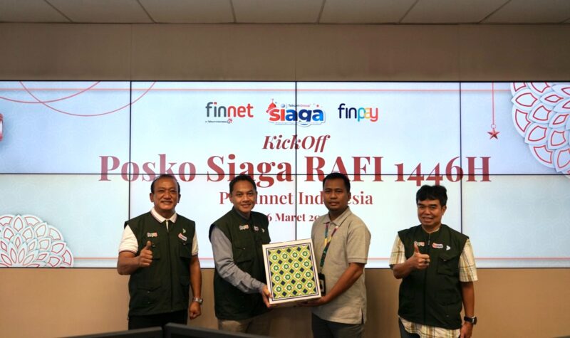 (Kiri ke Kanan) Direktur Utama Finnet Rakhmad Tunggal Afifuddin, VP Product Strategy & Development M. Doni Kurniawan, Penerima CSR Imam, dan Direktur Technology, Product & Operation Finnet Apep M.K Noormansyah saat kick Off Posko Siaga Ramadan dan Idulfitri (RAFI) 1446H, beberapa waktu yang lalu.