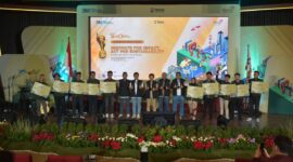 Penyerahan apresiasi kepada pemenang kompetisi Innovillage tahun 2024 oleh Senior General Manager, Hery Susant
