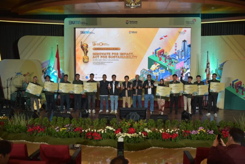Penyerahan apresiasi kepada pemenang kompetisi Innovillage tahun 2024 oleh Senior General Manager, Hery Susant
