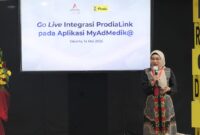 Direktur Utama AdMedika Dian Prambini saat memberikan sambutan pada acara seremoni Go Live Integrasi ProdiaLink pada Aplikasi MyAdMedik@ di Aula Lt.7 Gedung Grha Prodia Utama, Raden Saleh, Jakarta, pada Rabu (14/5).