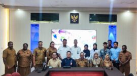 Jajaran Dinas Kesehatan Kabupaten Kaimana, Papua Barat, jajaran tim TelkomGroup, dan tim AdMedika dalam acara penandatanganan Perjanjian Kerja Sama (PKS) pada agenda Focus Group Discussion (FGD) yang berlangsung di Dinkes Kaimana, beberapa waktu yang lalu.