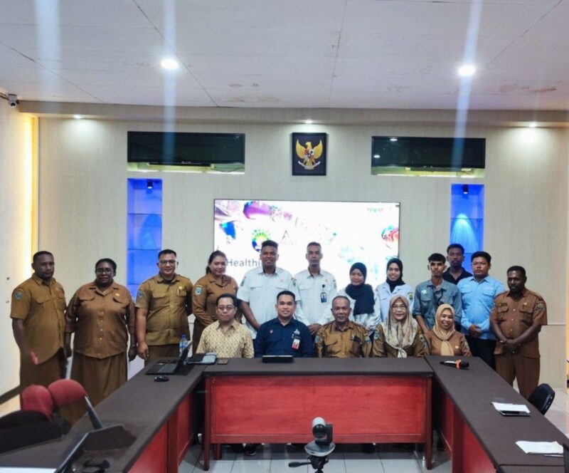 Jajaran Dinas Kesehatan Kabupaten Kaimana, Papua Barat, jajaran tim TelkomGroup, dan tim AdMedika dalam acara penandatanganan Perjanjian Kerja Sama (PKS) pada agenda Focus Group Discussion (FGD) yang berlangsung di Dinkes Kaimana, beberapa waktu yang lalu.